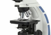 Levend Bloed Analyse LBA Levend bloed analyse (LBA) biedt een hele andere kijk op bloed en met veelal verrassende uitkomsten. Wat een standaard bloedonderzoek niet laat zien, kan wel aan het licht komen bij een Levend bloed analyse. Door middel van een vingerprik nemen wij een druppeltje bloed af. Dan wordt dat onder de microscoop geanalyseerd en bekeken, dit wordt tevens opgenomen met de camera zodat we dit laten nog kunnen terug kijken. U kijkt zelf ook mee op een aangesloten beeldscherm. Met een microscoop worden een aantal aspecten van het bloed bekeken zoals de aanwezige witte en rode bloedcellen. Op deze manier zien wij de kwaliteit en activiteit van het bloed. Verder kan het worden beoordeeld op o.a. de doorstroming, de afvalstoffen en eventueel bronnen van mogelijk ziekteverwekkende parasieten, bacteriën en schimmels, en rondingen van de bloedcellen. Ook wordt een druppeltje bloed gedroogd. De manier waarop het bloed opdroogt kan iets zeggen over radicaalbelasting en toxische belasting (metalen). LBA levend bloed analyse microscoop Donkerveldmicroscopie Dit is een van de varianten van Levend bloed analyse onderzoek. Hierbij wordt het bloed met een speciale techniek belicht zodat er geen ander licht dan van het bloedmonster zelf in het beeldveld kan komen. Met deze techniek dragen lichtstralen die bij gewone microscopie door het preparaat gaan niet bij aan het beeld. Wij zien het preparaat dus tegen een zwarte achtergrond. Deze techniek maakt kleinere deeltjes meer zichtbaar dan gewone licht microscopie. Wanneer Levend Bloed Analyse? Klachten waarbij een bloedonderzoek oorzaken zou kunnen aanwijzen zijn bij voorbeeld: Vermoeidheidsklachten Chronische vermoeidheid, CVS, ME) Spier- en gewrichtsklachten Klachten die lijken op lyme Maag- en darmklachten (buikpijn) Schimmelinfecties in o.a. de darm (candida) B12 tekort IJzer tekort Leverbelasting Dehydratie Wij kunnen hier een analyse voor u uitvoeren en dit onderzoeken, vraag hierna bij ons of vul het formulier in voor onderzoek. Wij zijn aangesloten bij diverse beroepsverenigingen en dit wordt dus (deels) vergoedt door u ziektekosten verzekering.